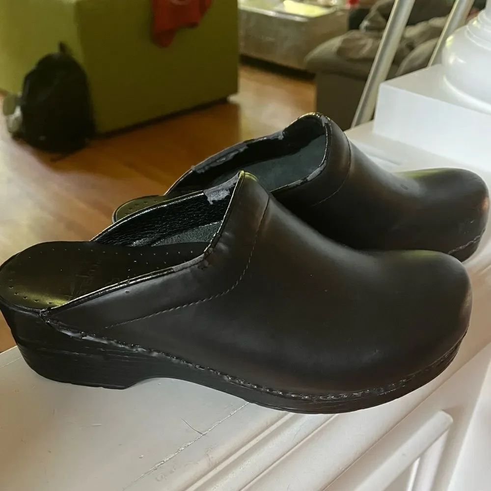 Dansko Black Leather Clogs sz 40 9-1/2-10 (flaws)